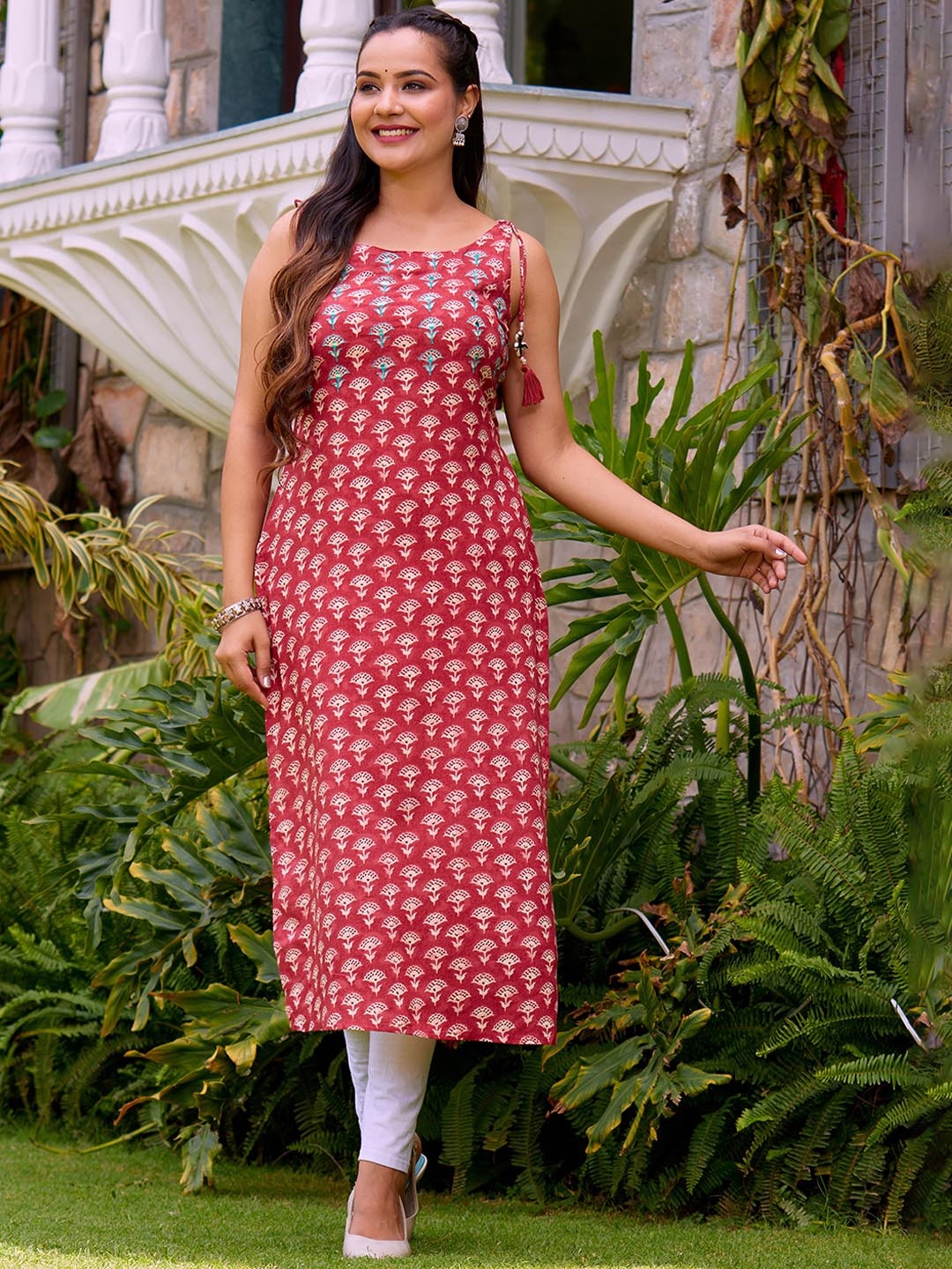 

Ramas Ethnic Motifs Printed Sleeveless Straight Kurta, Maroon