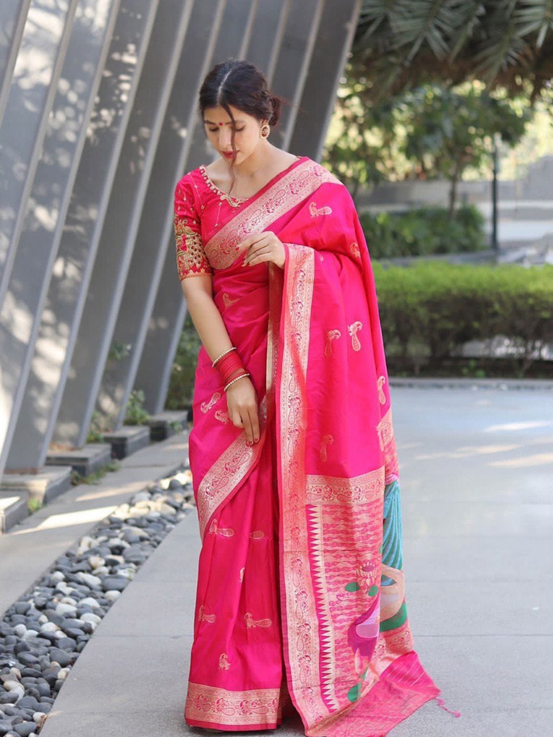 

VEERAX Ethnic Motifs Woven Design Zari Pure Silk Banarasi Saree, Pink