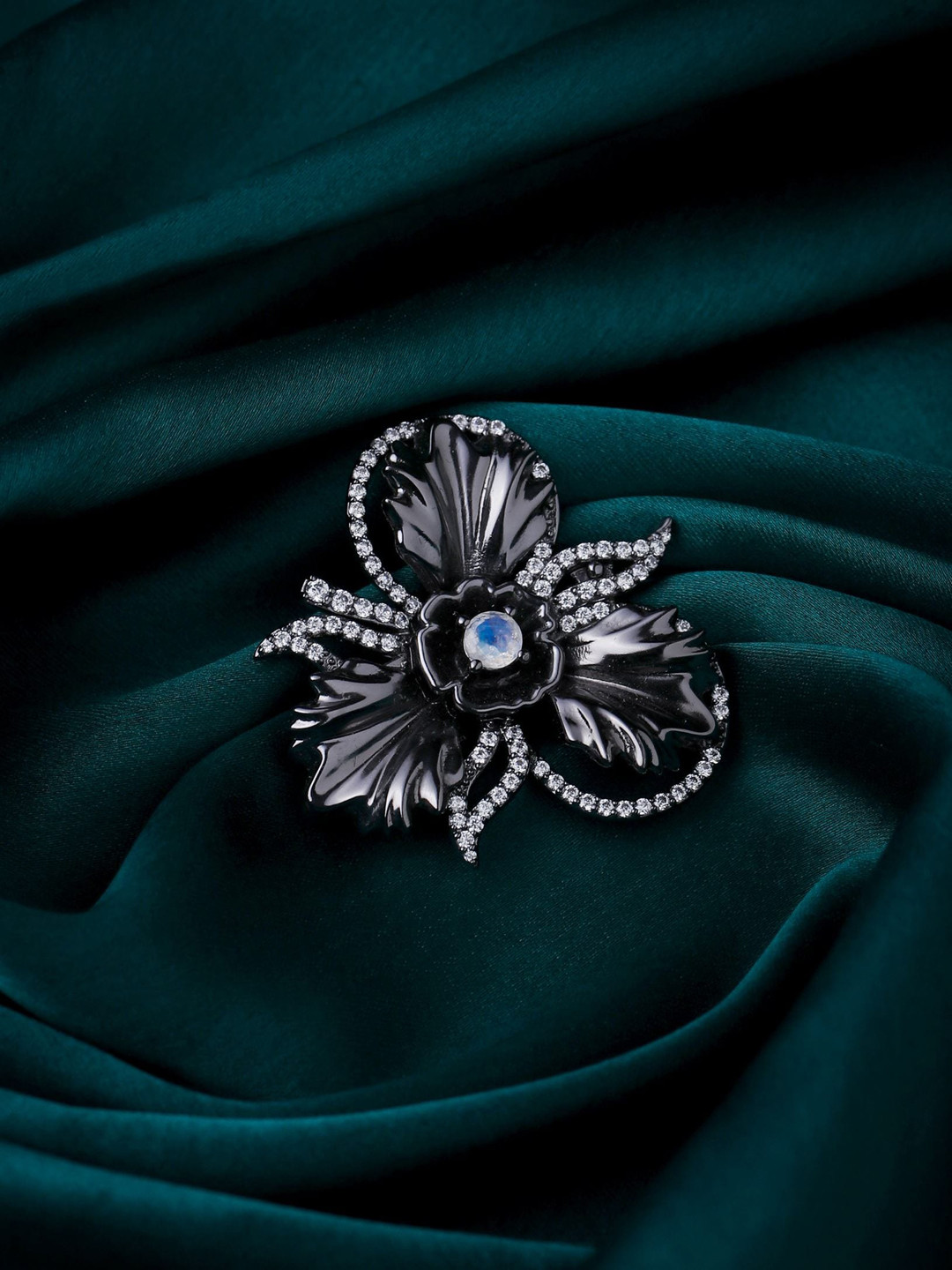 

COSA NOSTRAA Men Bouquet Brooch, Metallic