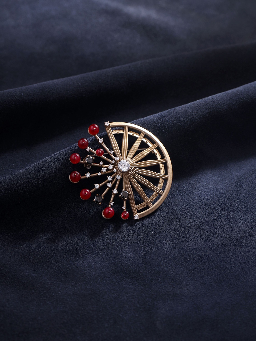 

COSA NOSTRAA Men Mahabharata Themed Brooch, Gold