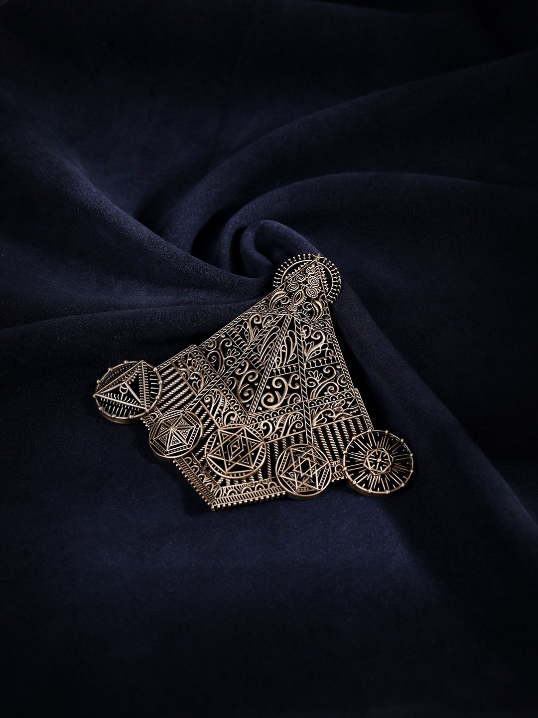 

COSA NOSTRAA Men Panchendra Design Brooch, Metallic