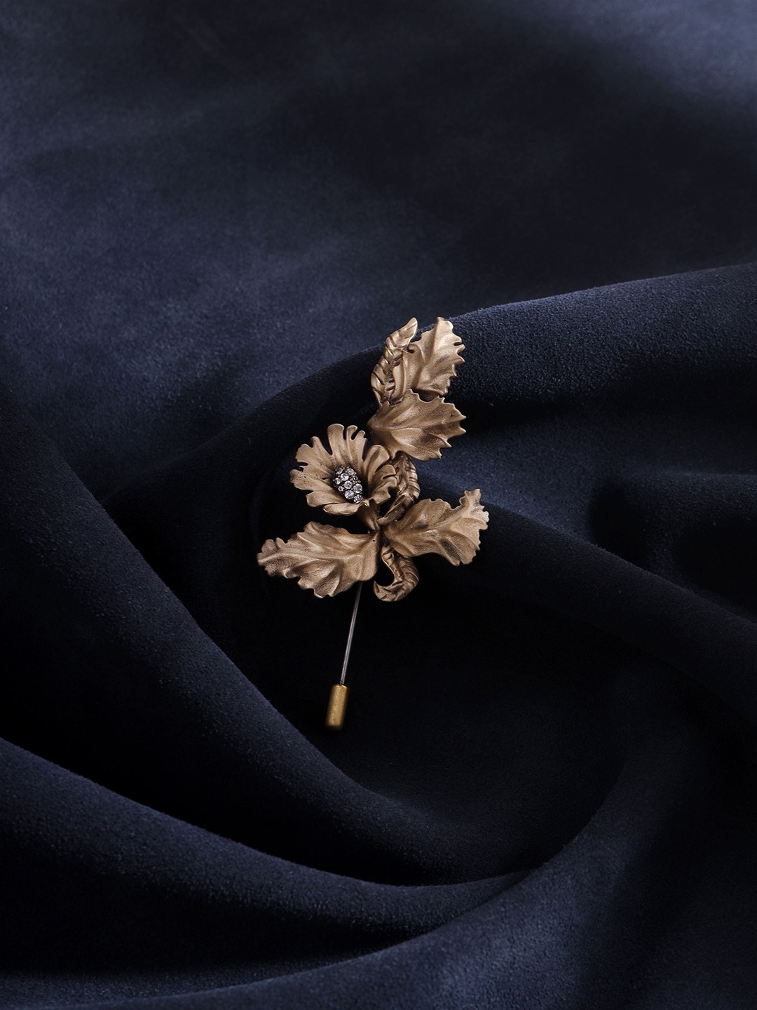 

COSA NOSTRAA Men Brass Golden Flower-Charm Lapel Pin, Gold