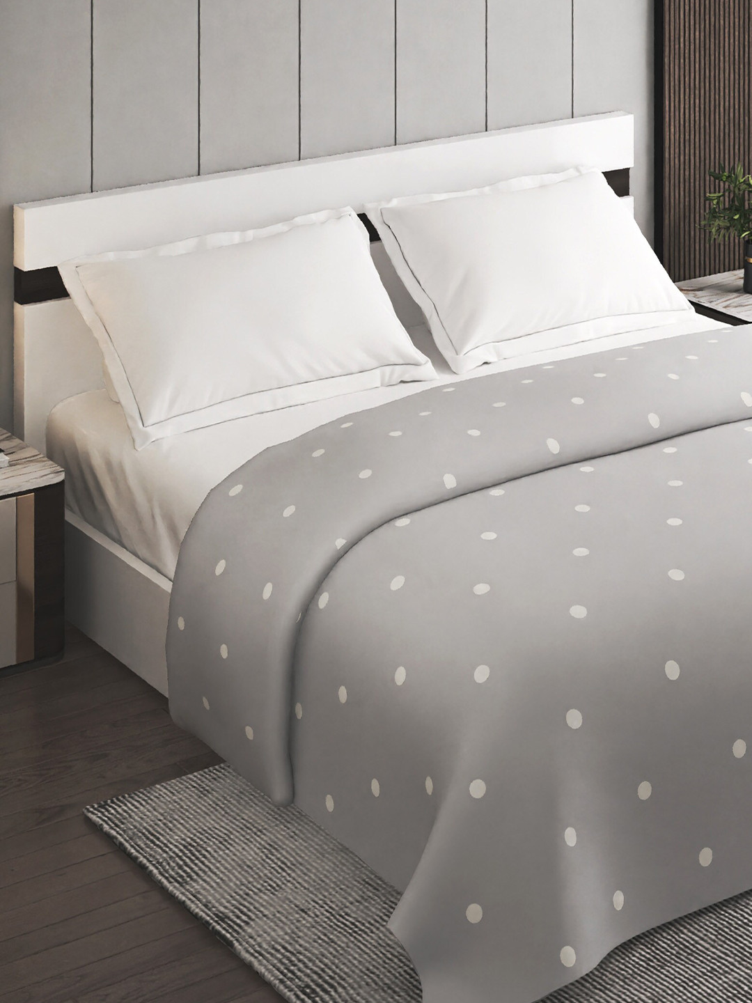 

Home Centre Grey & White Geometric Mild Winter 150 GSM Double Bed Quilt