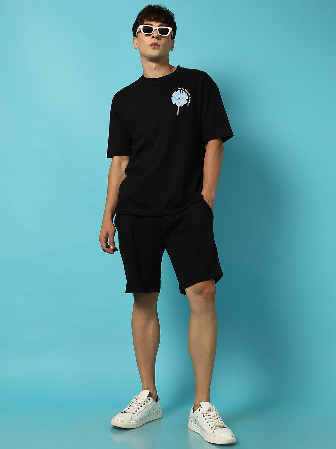 

Campus Sutra Men Oversized Printed T-Shirt With Shorts Co-Ords, Black