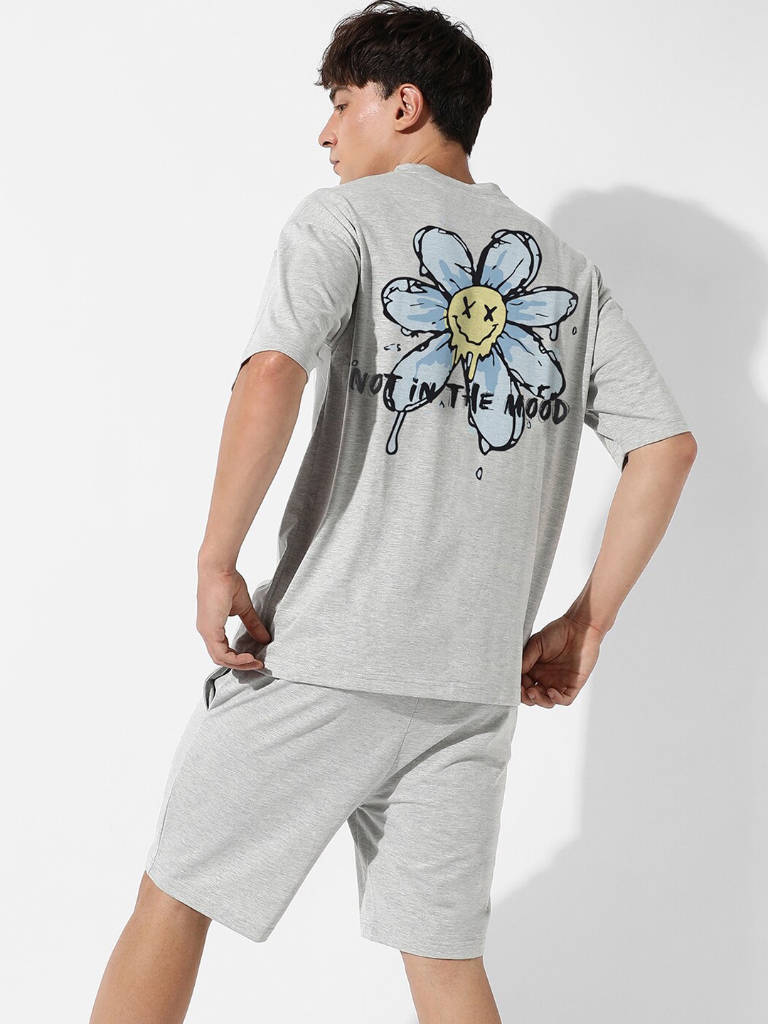 

Campus Sutra Grey Oversized Typography Printed T-Shirt With Shorts