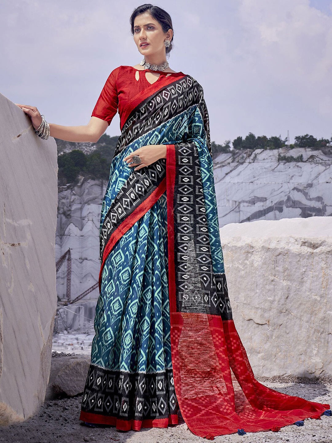 

Mitera Blue & Maroon Ethnic Printed Saree