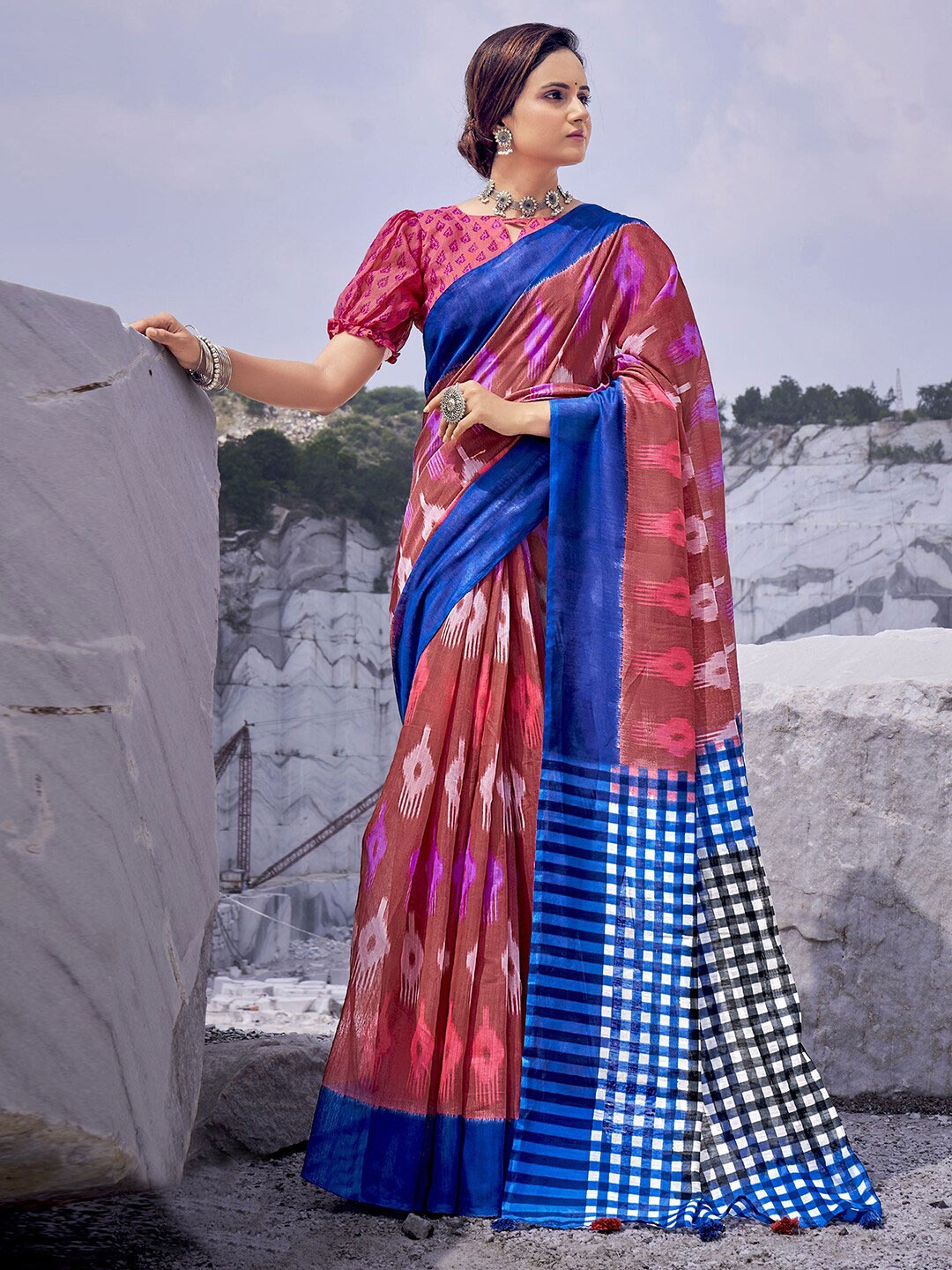 

Mitera Pink & Blue Abstract Printed Saree