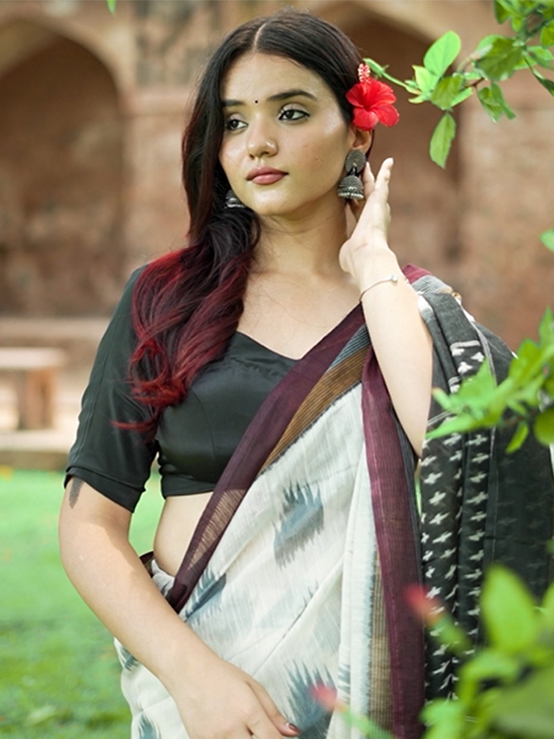 

Mitera Cream-Coloured & Black Abstract Printed Saree