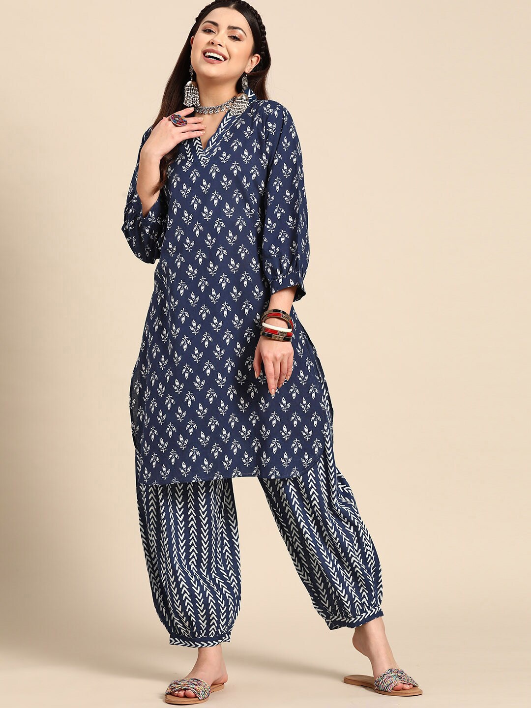

Sangria Blue & White Ethnic Motifs Printed V-Neck Pure Cotton A-Line Kurta With Salwar, Navy blue