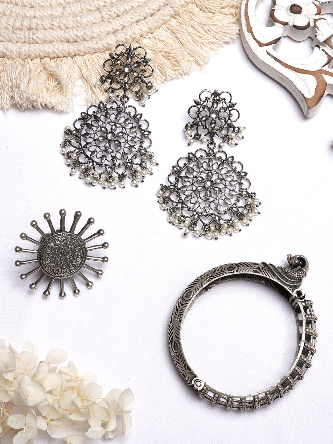 

TEEJH Oxidised Silver-Plated Kundan-Studded Pearl Beaded Jewellery Set