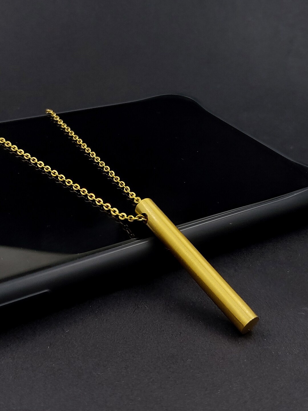 

Saizen Gold-Plated Round Bar Pendant With Chain