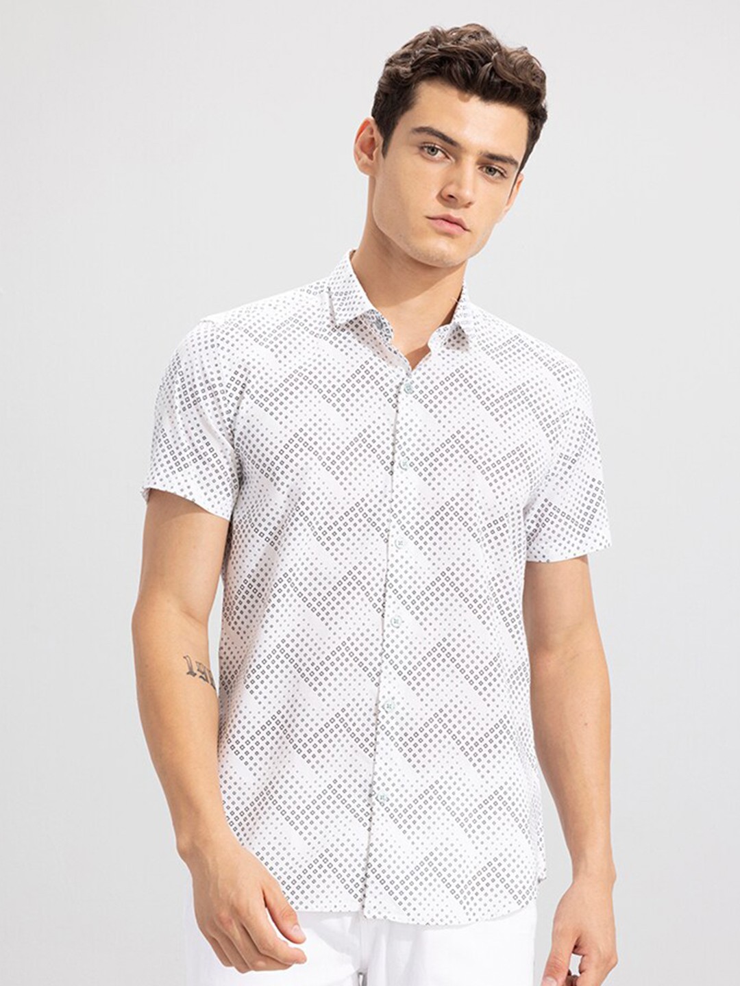 

Snitch White Slim Fit Geometric Printed Casual Shirt