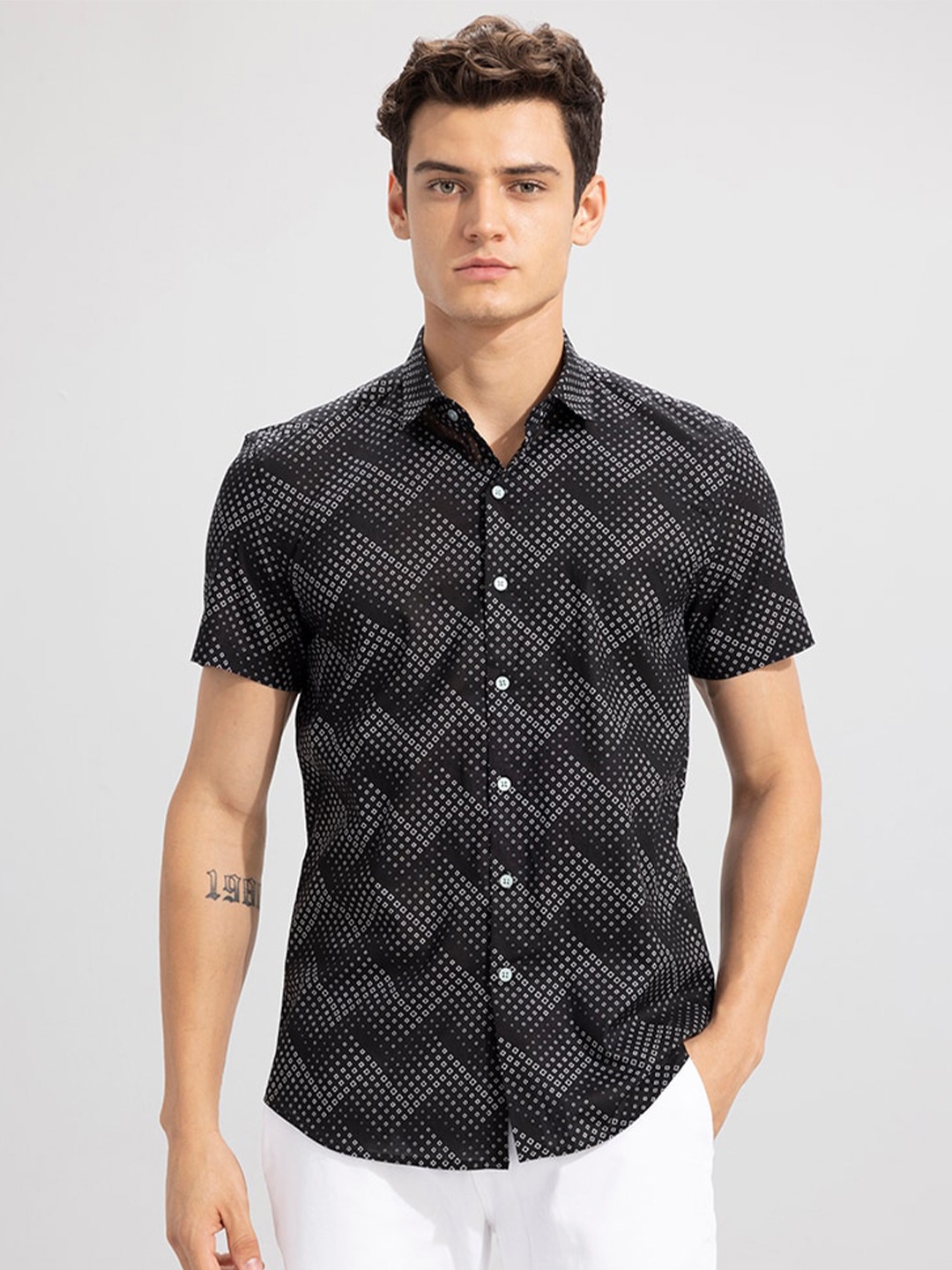 

Snitch Black Slim Fit Geometric Printed Casual Shirt