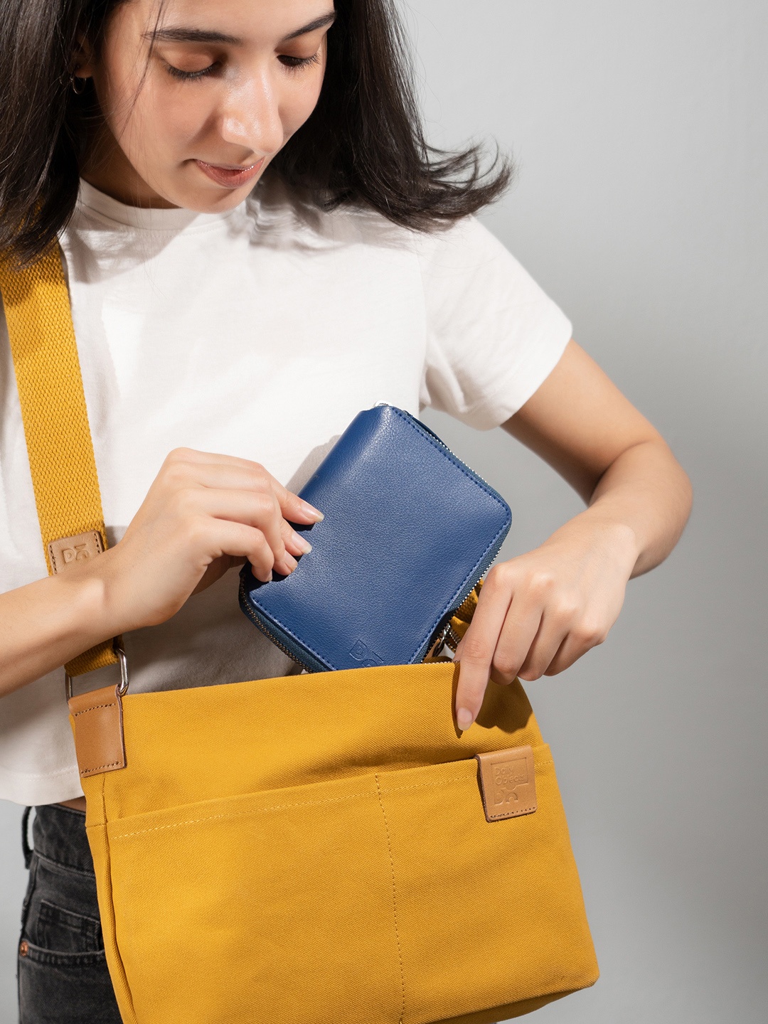 

DailyObjects Unisex Zip Detail Leather Passport Holder Wallet, Blue