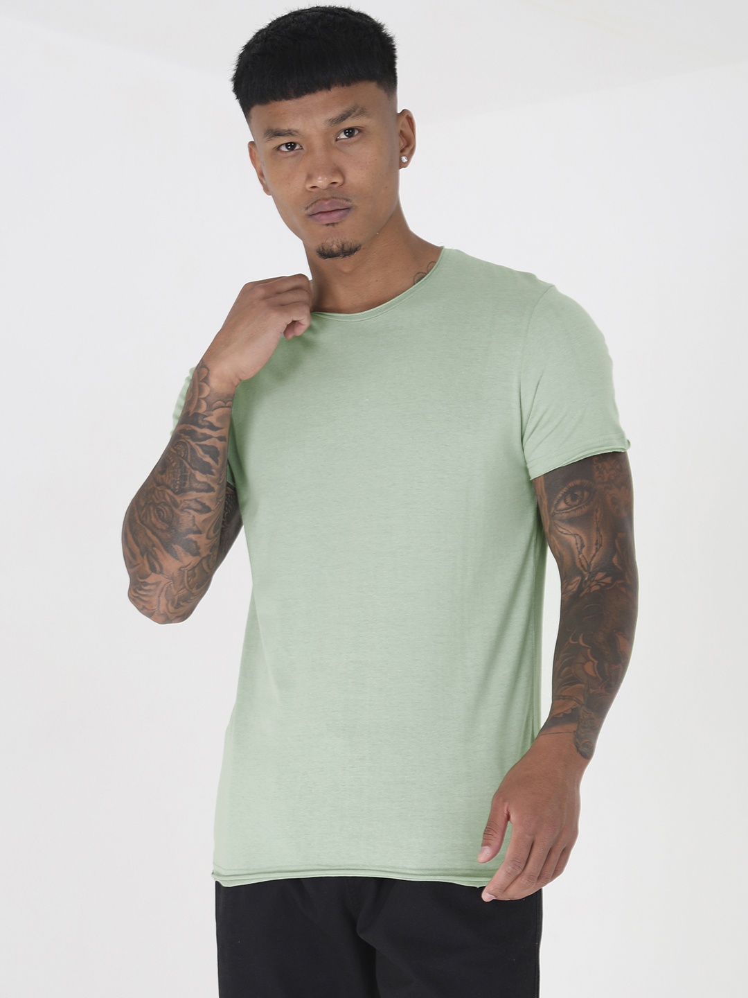 

BRAVE SOUL Men Pure Cotton Solid Round Neck T-shirt, Green