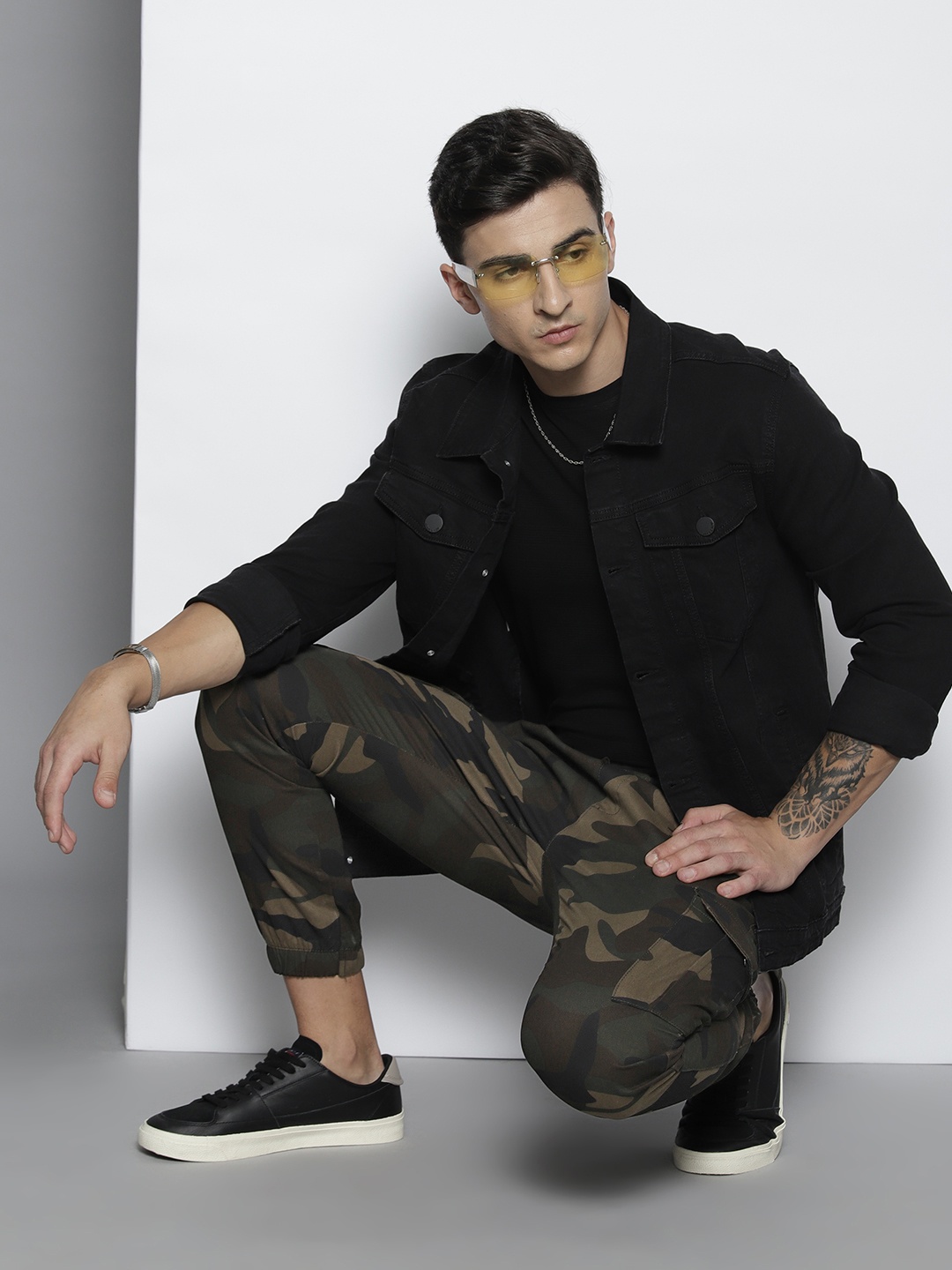 

BRAVE SOUL Men Camouflage Printed Slim Fit Joggers Trousers, Olive
