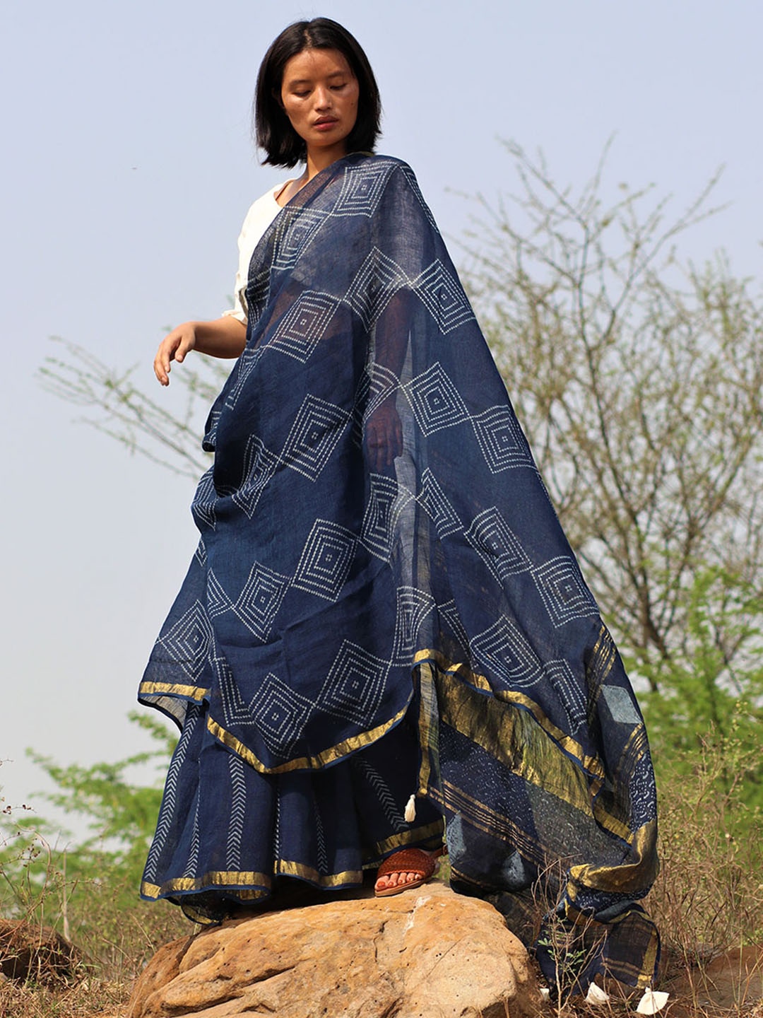 

Chidiyaa Blue & Gold-Toned Pure Linen Saree