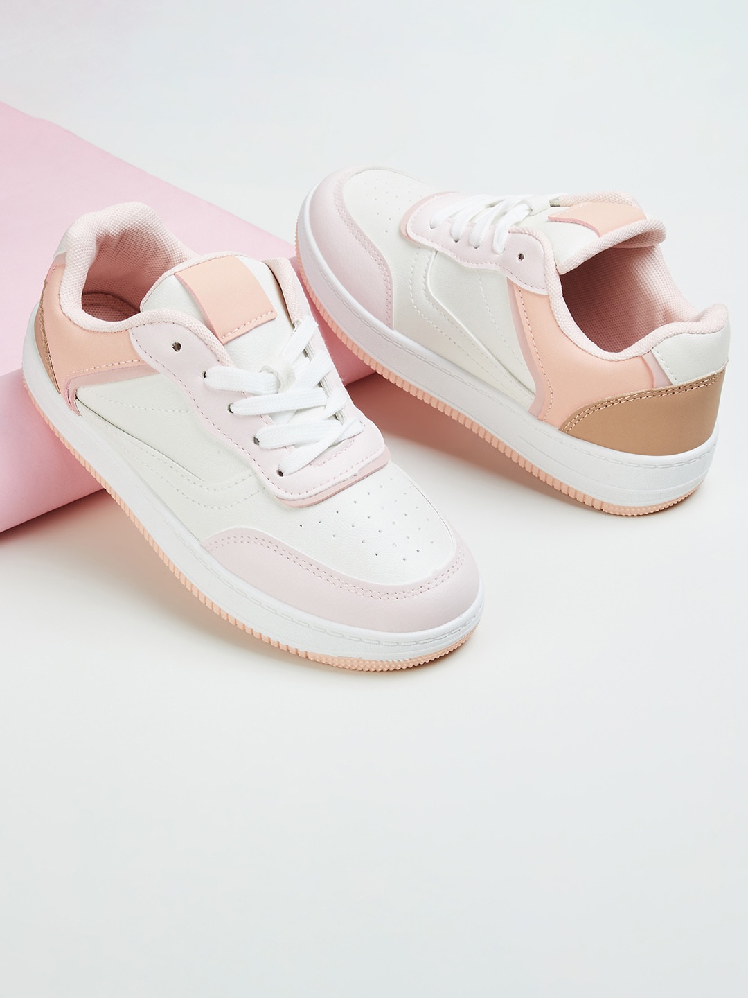 

max Girls Colourblocked Sneakers, White