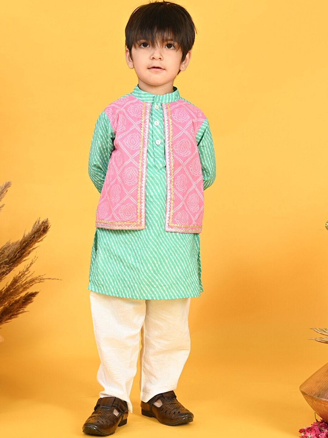 

SAKA DESIGNS Boys Bandhani Printed Mandarin Collar Kurta with Pyjamas & jacket, Red