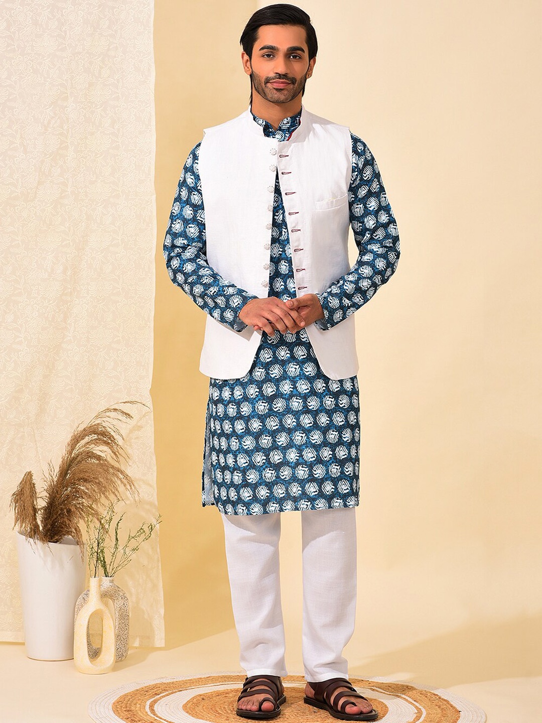 

Hangup Ethnic Motifs Printed Pure Cotton Straight Kurta With Pyjamas & Nehru jacket, White