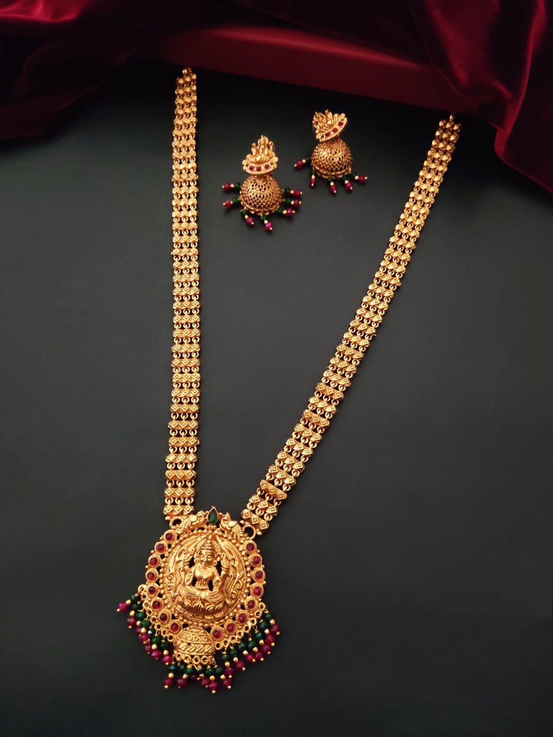 

Pihtara Jewels Gold-Plated Stone-Studded & Beaded Jewellery Set