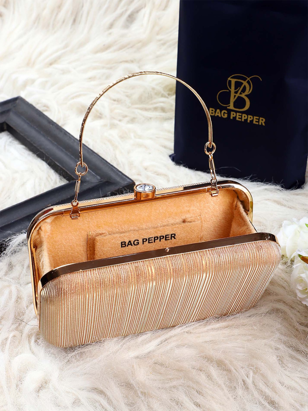 

Bag Pepper Embellished Box Clutch, Gold