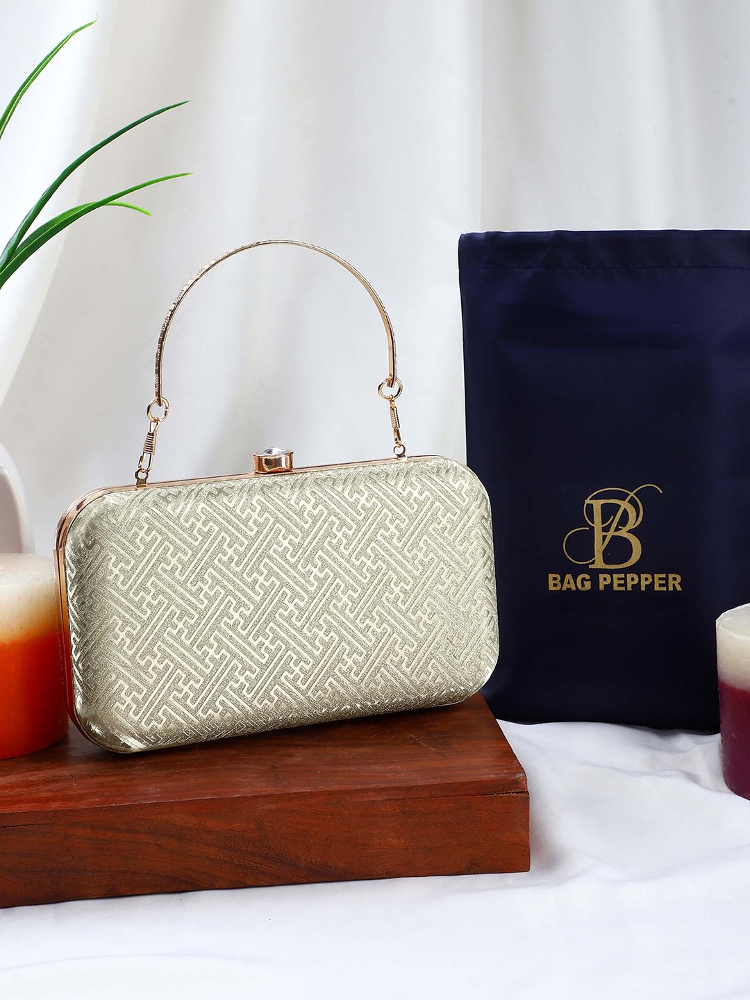 

Bag Pepper Textured Box Clutch, Grey