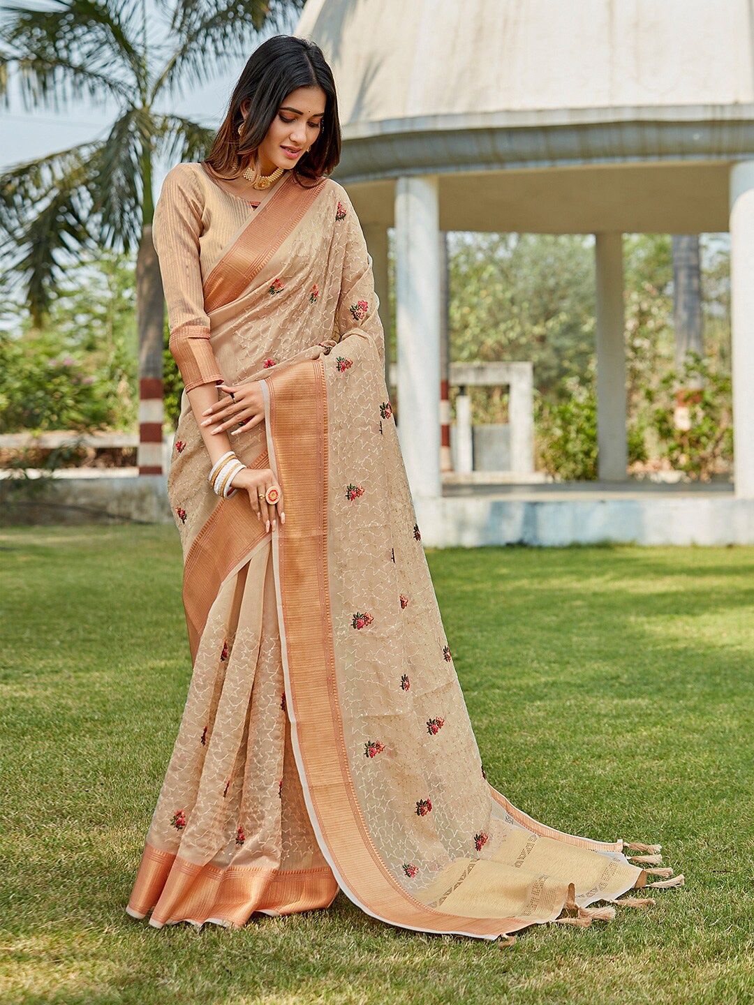 

KARAGIRI Floral Embroidered Zari Tissue Banarasi Saree, Beige