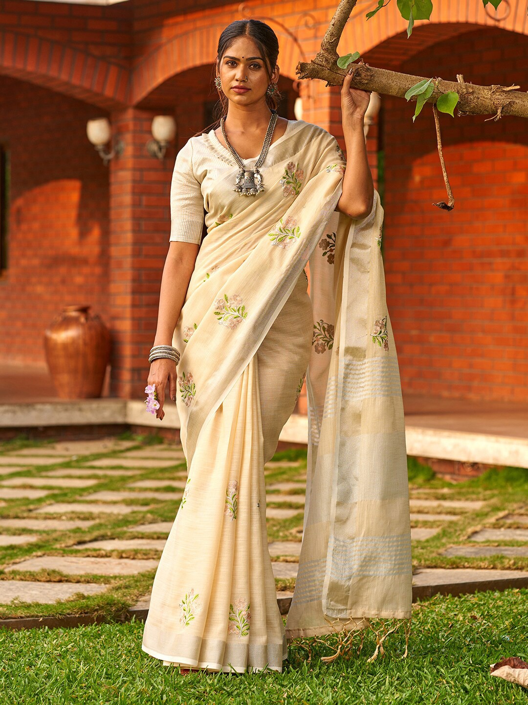 

KARAGIRI Floral Embroidered Zari Linen Blend Saree, Beige