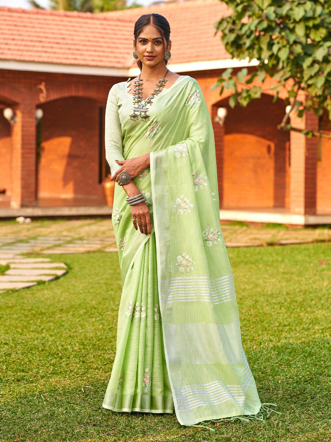 

KARAGIRI Embroidered Zari Saree, Green
