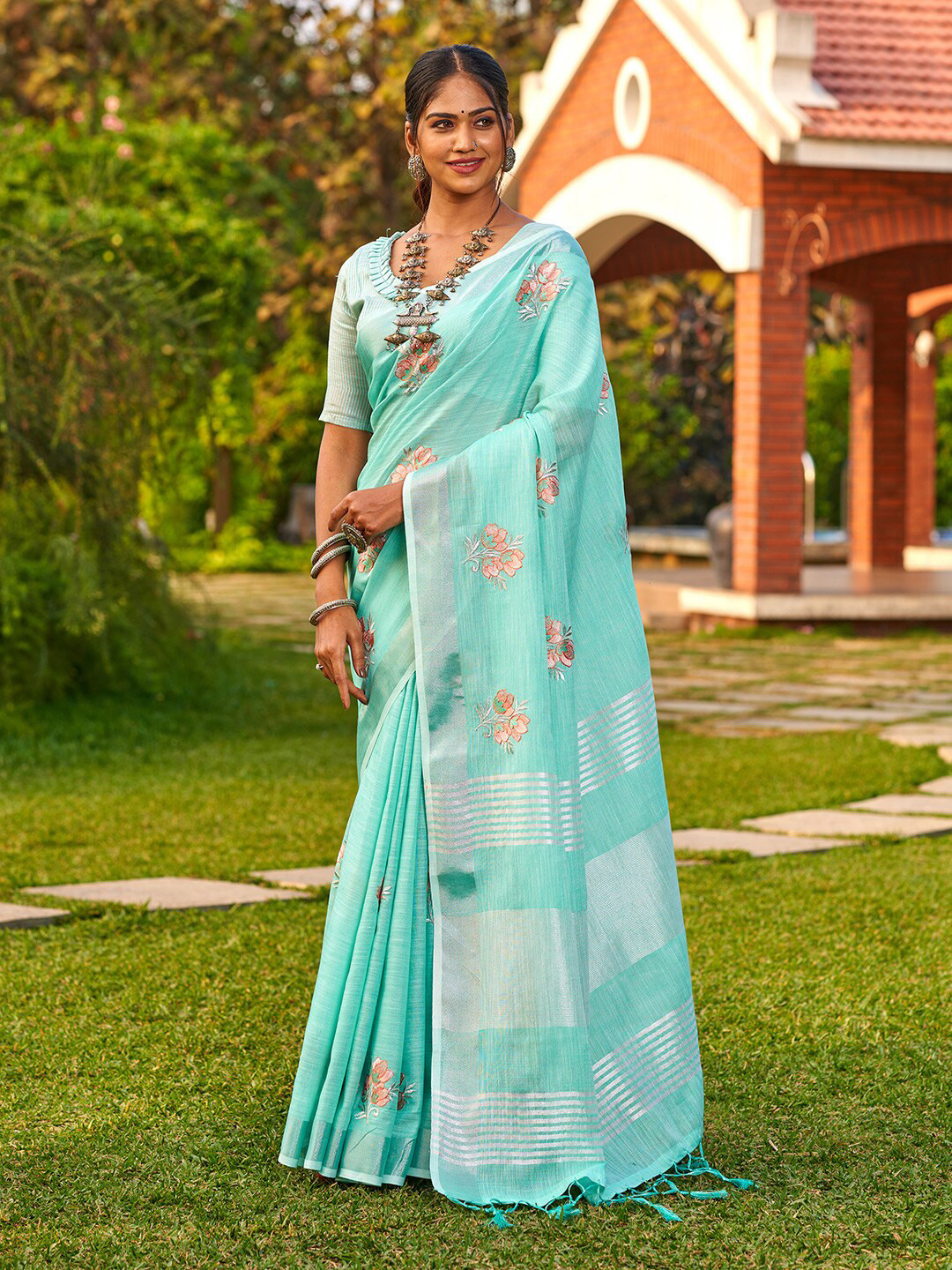 

KARAGIRI Floral Embroidered Zari Saree, Green