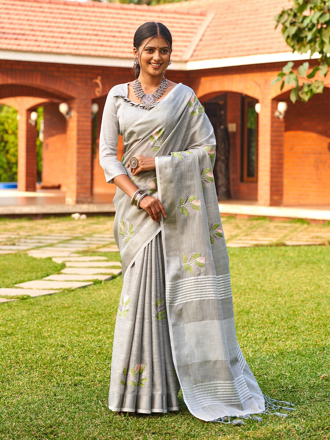 

KARAGIRI Floral Embroidered Zari Saree, Grey