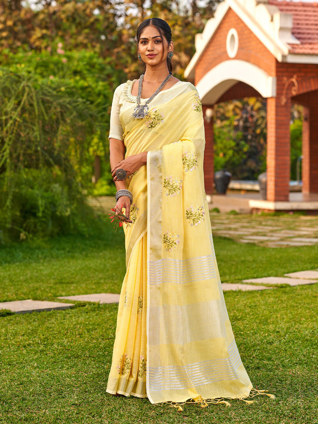 

KARAGIRI Floral Embroidered Zari Saree, Yellow