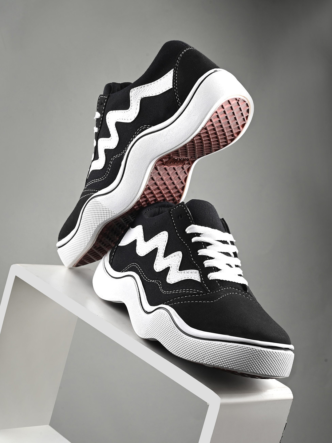 

knoos Men Colourblocked Lightweight Sneakers, Black