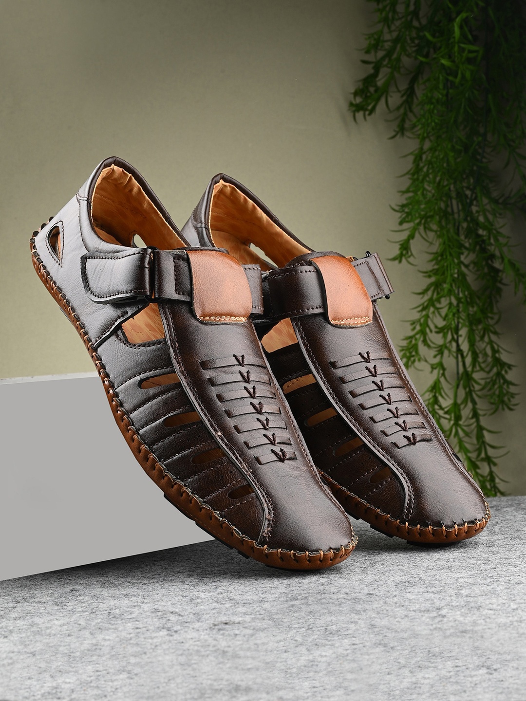 

knoos Men Textured Lightweight Shoe-Style Sandals, Brown