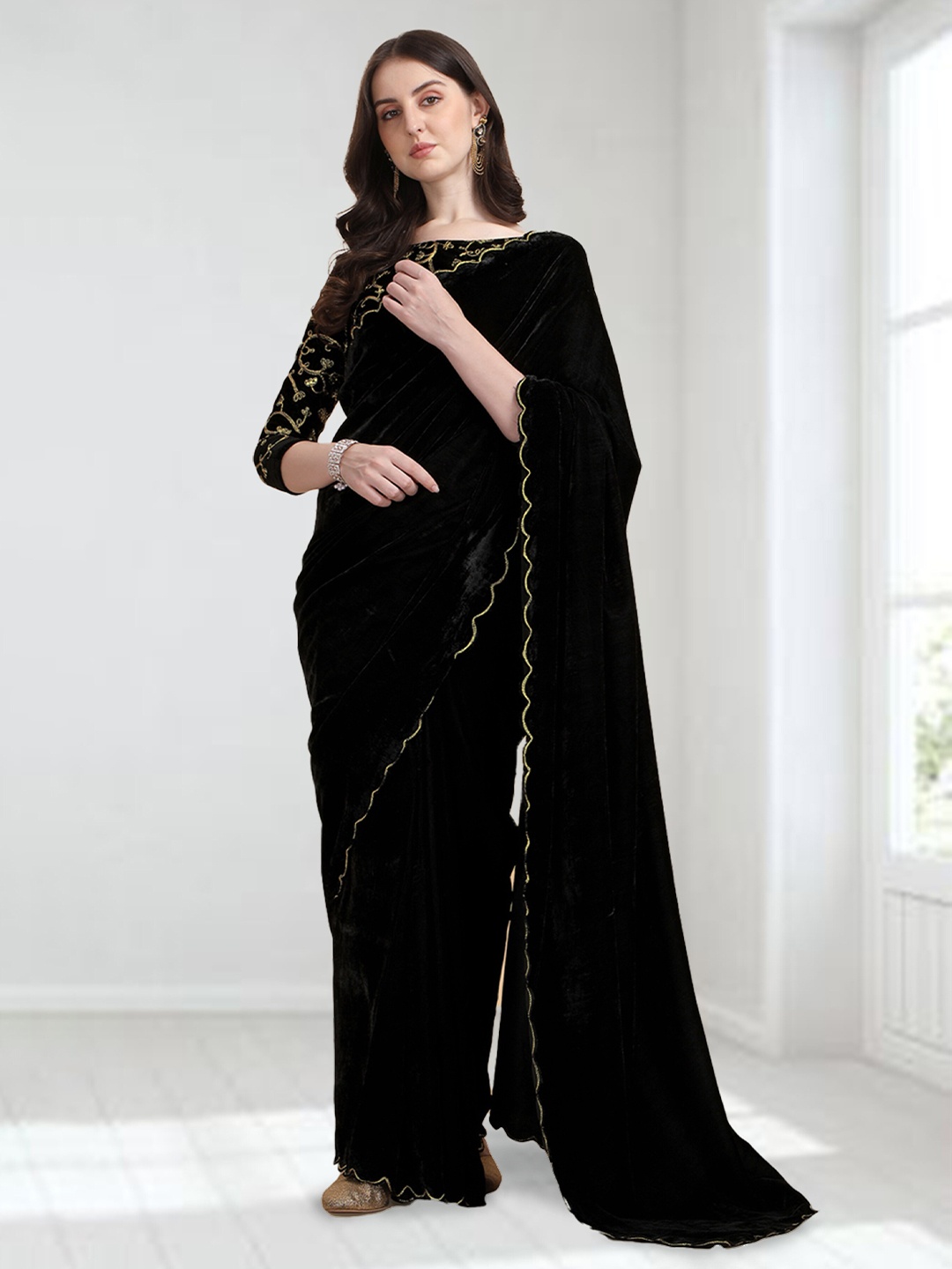 

N N ENTERPRISE Embroidered Velvet Saree, Black