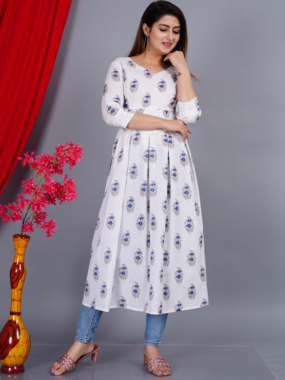 

SkyaSia Floral Printed Pleated Straight Kurta, White