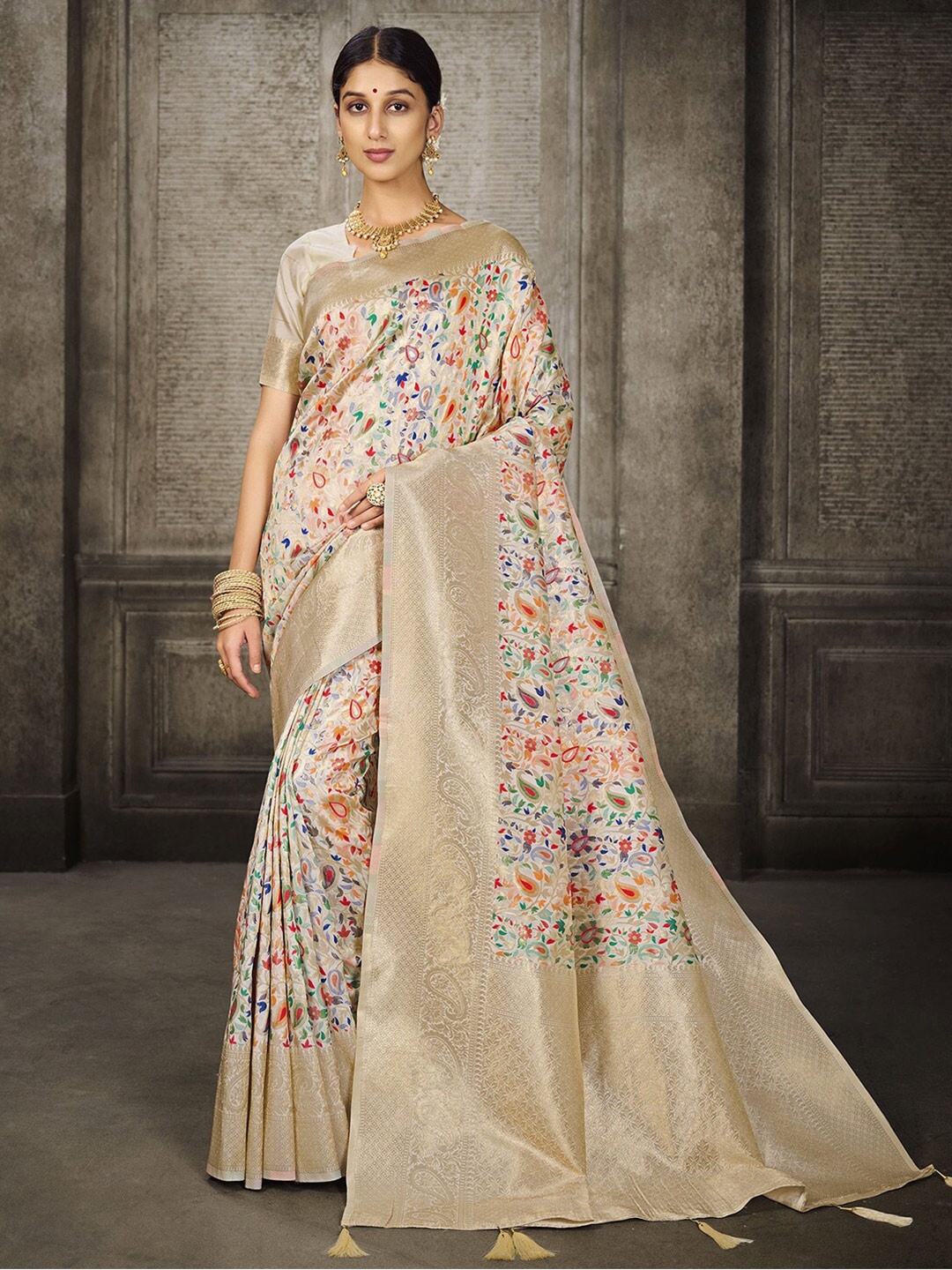 

Satrani White & Green Paisley Zari Art Silk Jamdani Saree