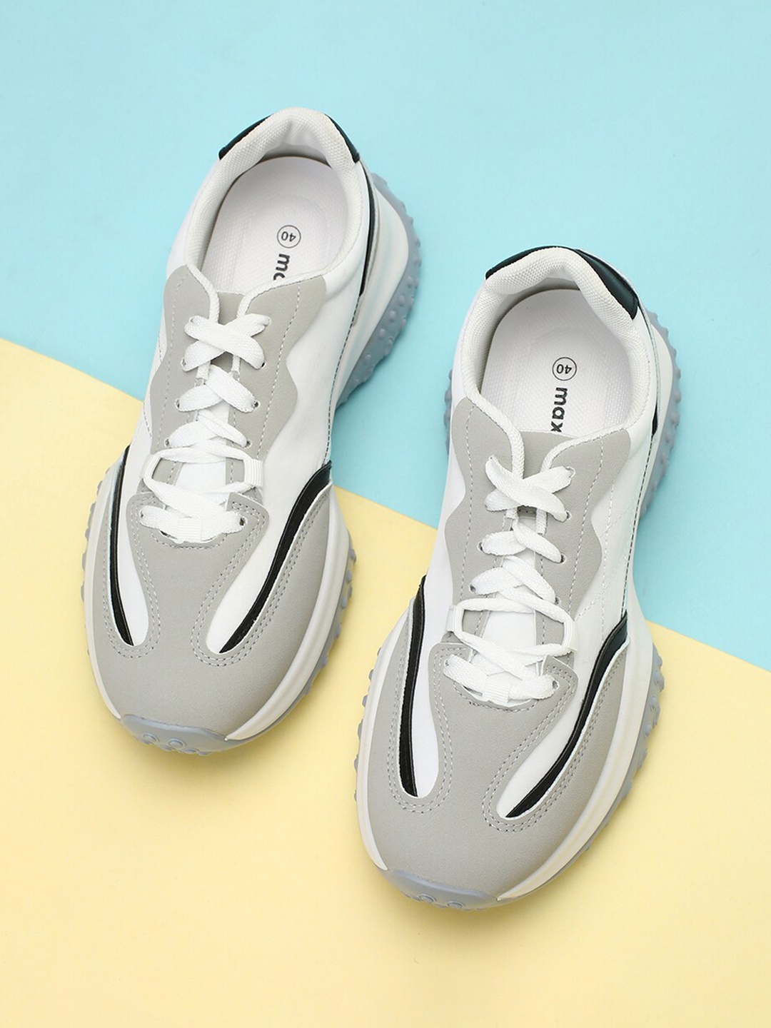 

max Women Colourblocked Running Shoes, White