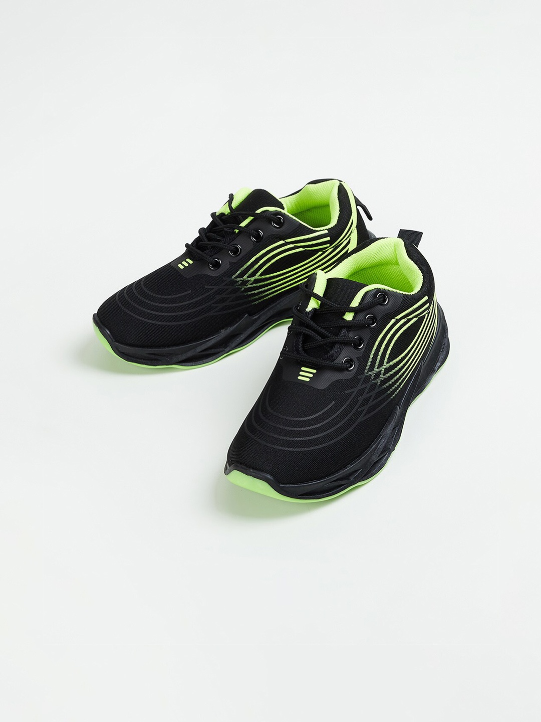 

max Boys Lace-Up Walking Shoes, Black