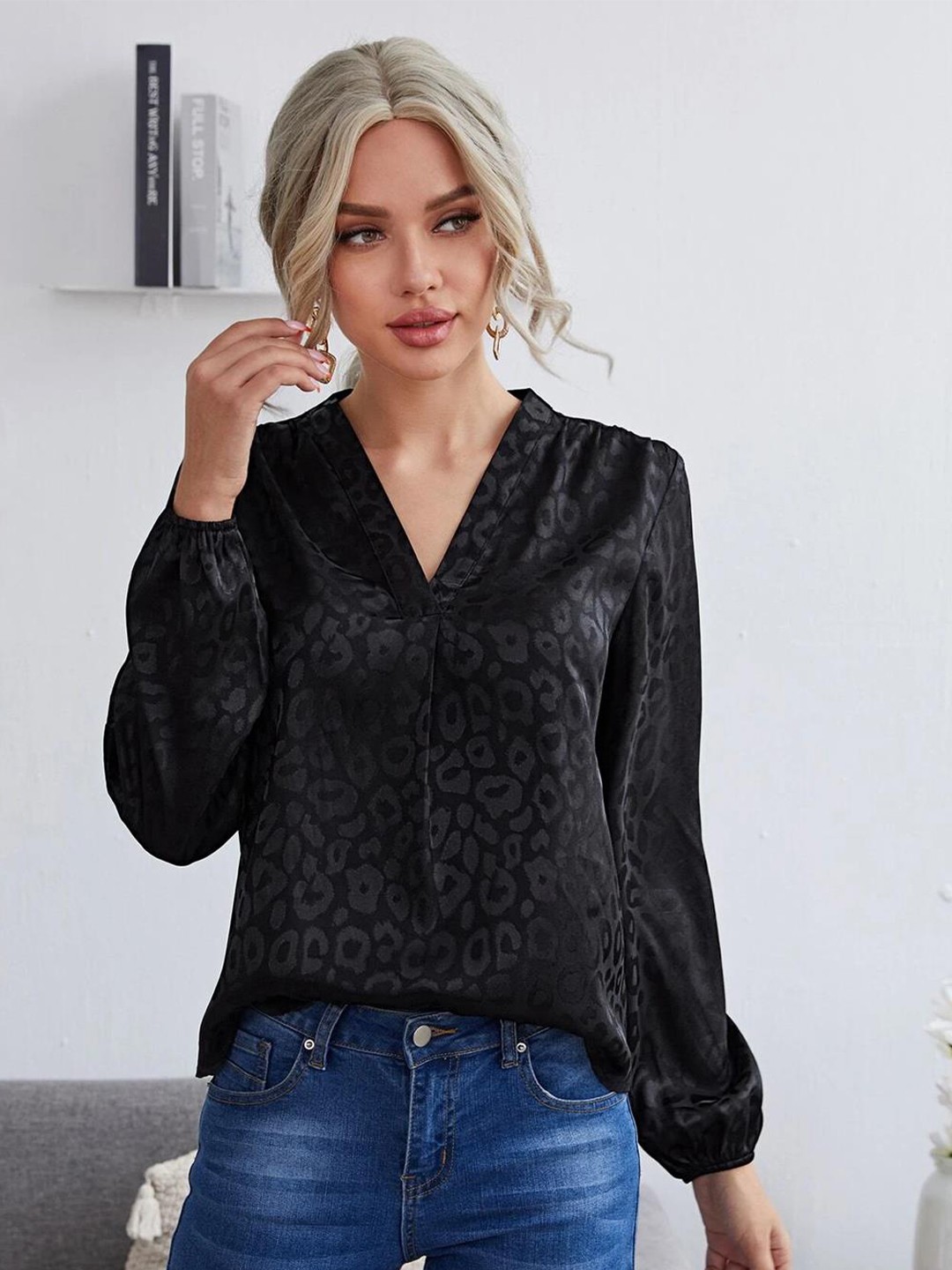 

Kotty Black Animal Printed V-Neck Puff Sleeve Satin Top