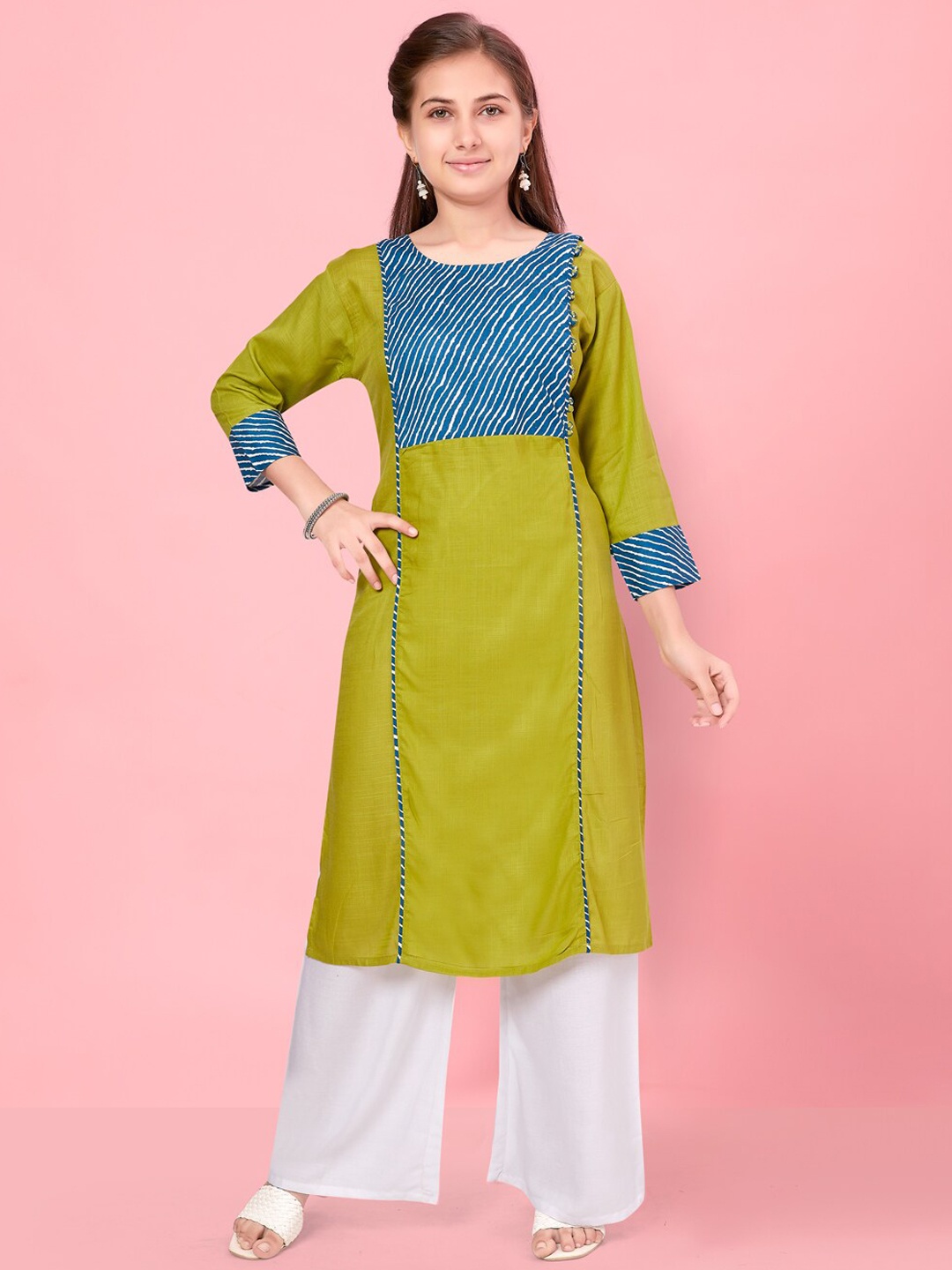 

Aarika Girls Striped Straight Kurta, Green