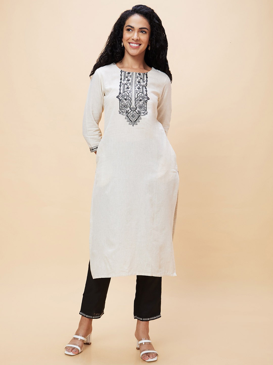 Globus Women Floral Embroidered Thread Work Kurta With Trousers, Off white