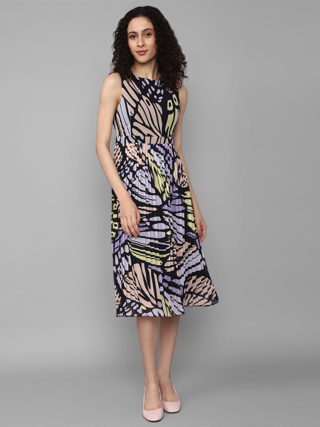 

Allen Solly Woman Abstract Printed Sleeveless Accordion Pleats A-Line Midi Dress, Black