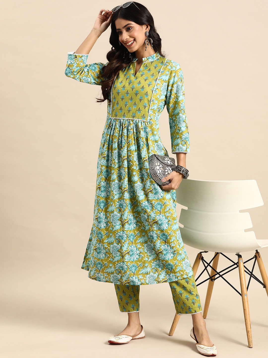 

Sangria Women Green Ethnic Motifs Printed Regular Pure Cotton Kurta with Trousers