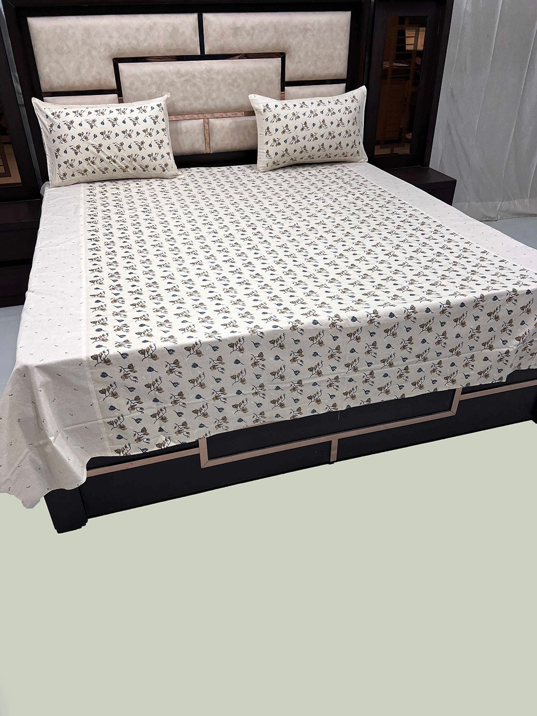 

Pure Decor Evoque Sib Cream-Coloured 250 TC Pure Cotton Queen Bedsheet & 2 Pillow Covers