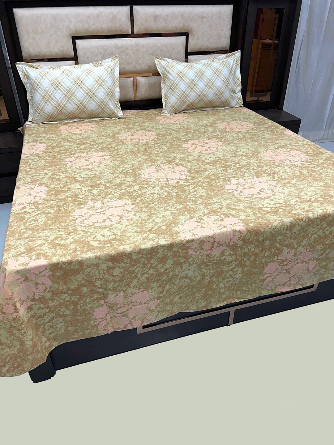 

Pure Decor Brown & Pink Floral 250 TC Pure Cotton Queen Bedsheet with 2 Pillow Covers
