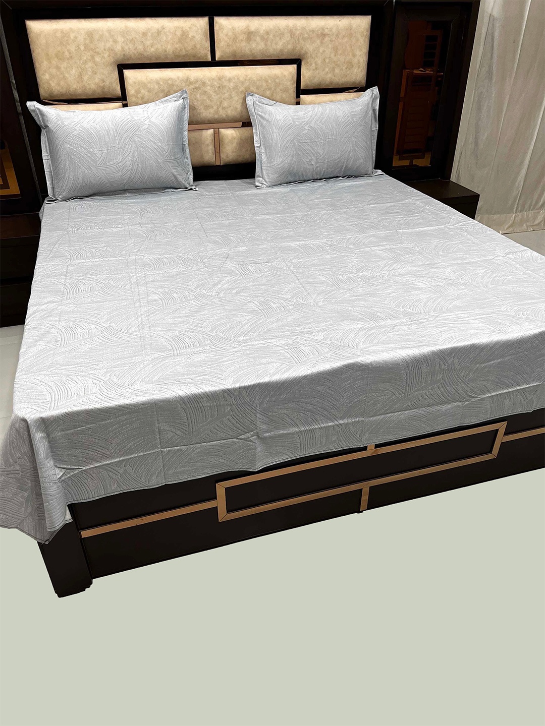 

Pure Decor Grey 250 TC Pure Cotton Queen Bedsheet with 2 Pillow Covers