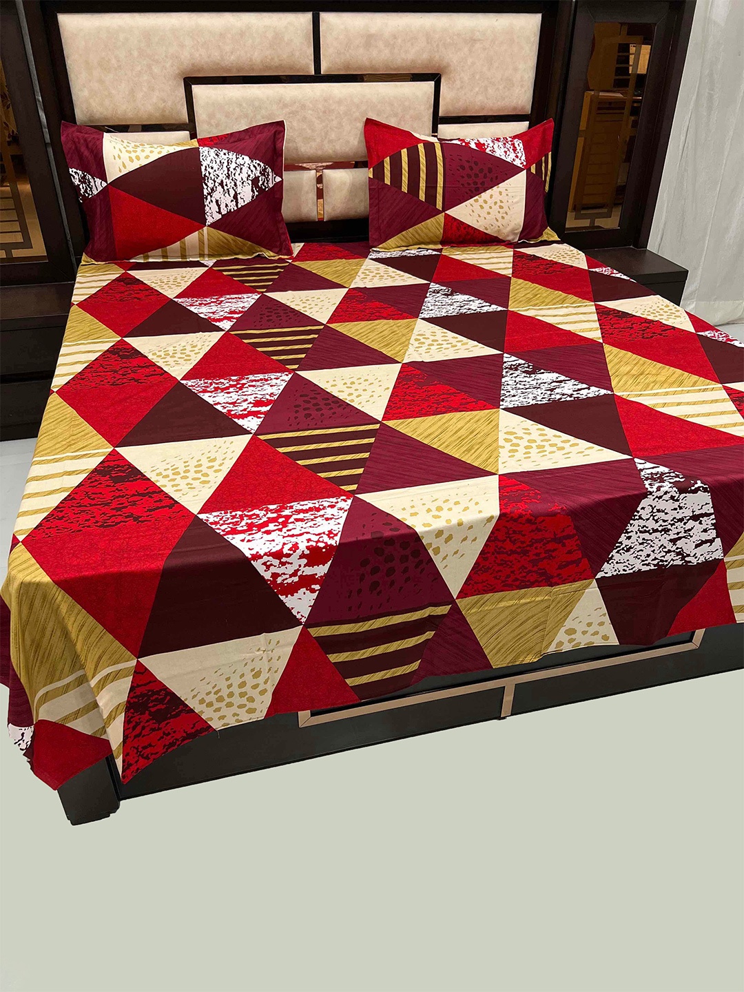 

Pure Decor Red & Green Geometric Cotton 350 TC Queen Bedsheet With 2 Pillow Covers