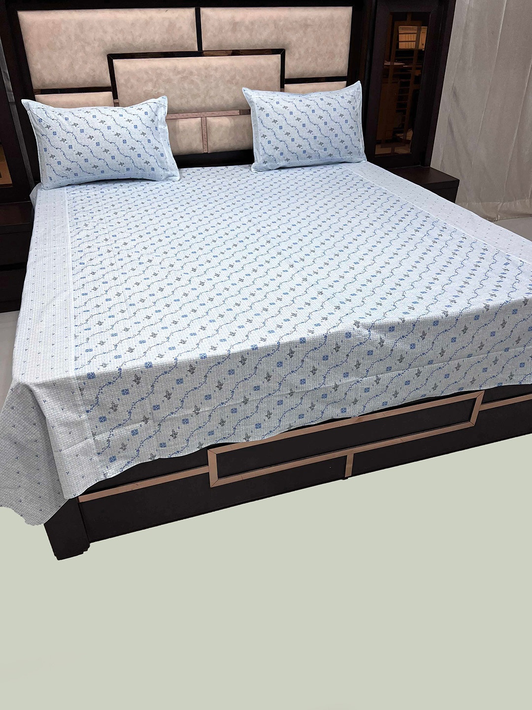 

Pure Decor Blue & White 250 TC Pure Cotton Queen Bedsheet with 2 Pillow Covers